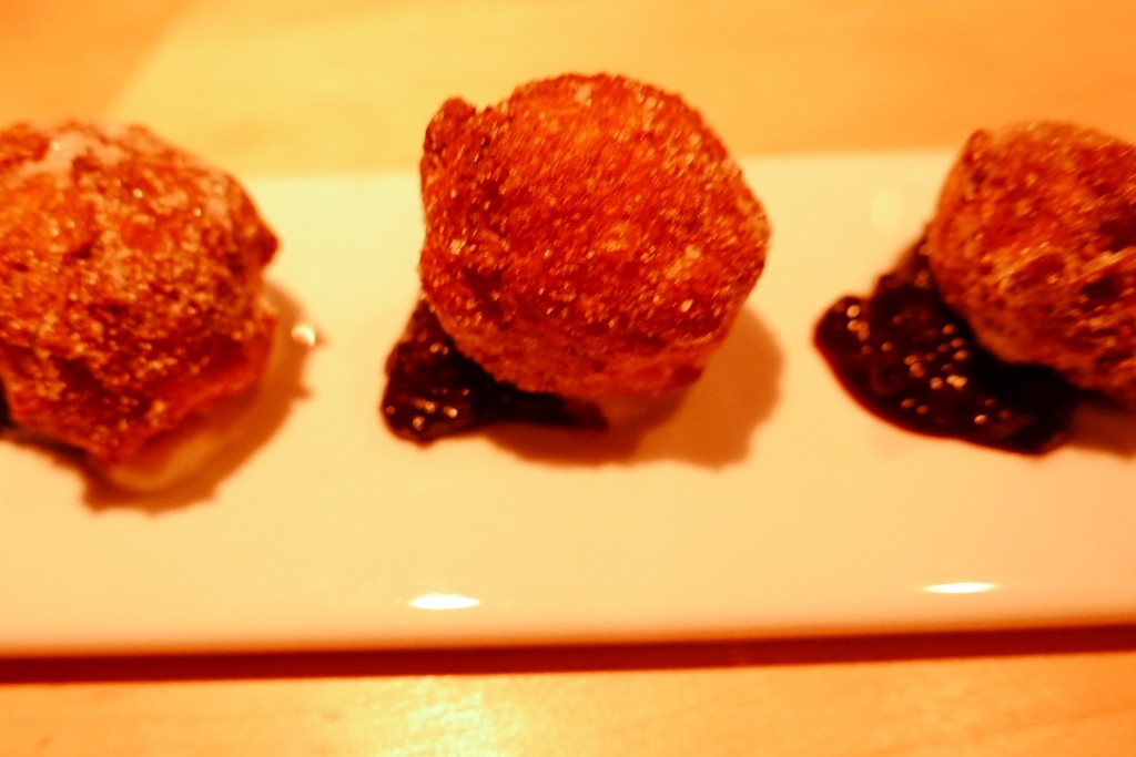 Beignets, mousse de citron, airelles © GP