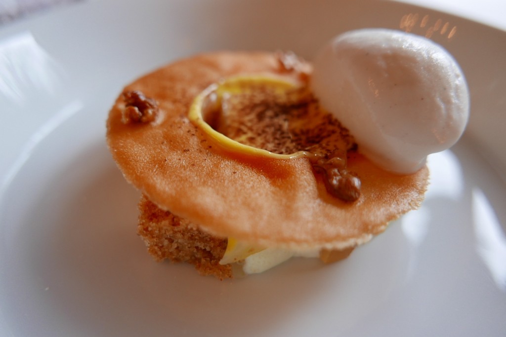 Poire pochée, pain d'épice © GP