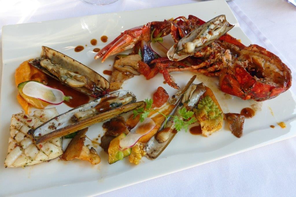 Parrillada de homard, couteaux et calamars à la plancha © AA