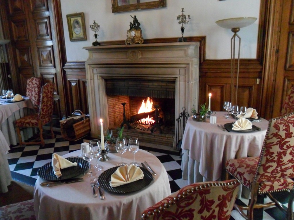 La salle de restaurant côté cheminée © DR