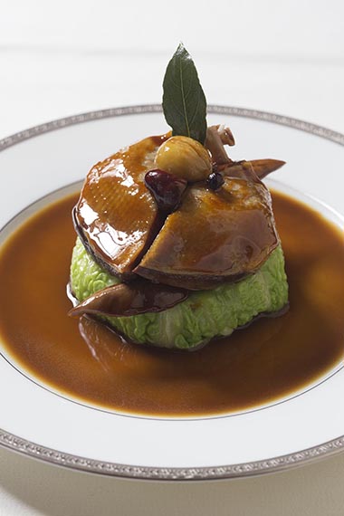 6_Suprême de pigeon de bresse en demi-sel, chartreuse de chou vert aux châtaignes