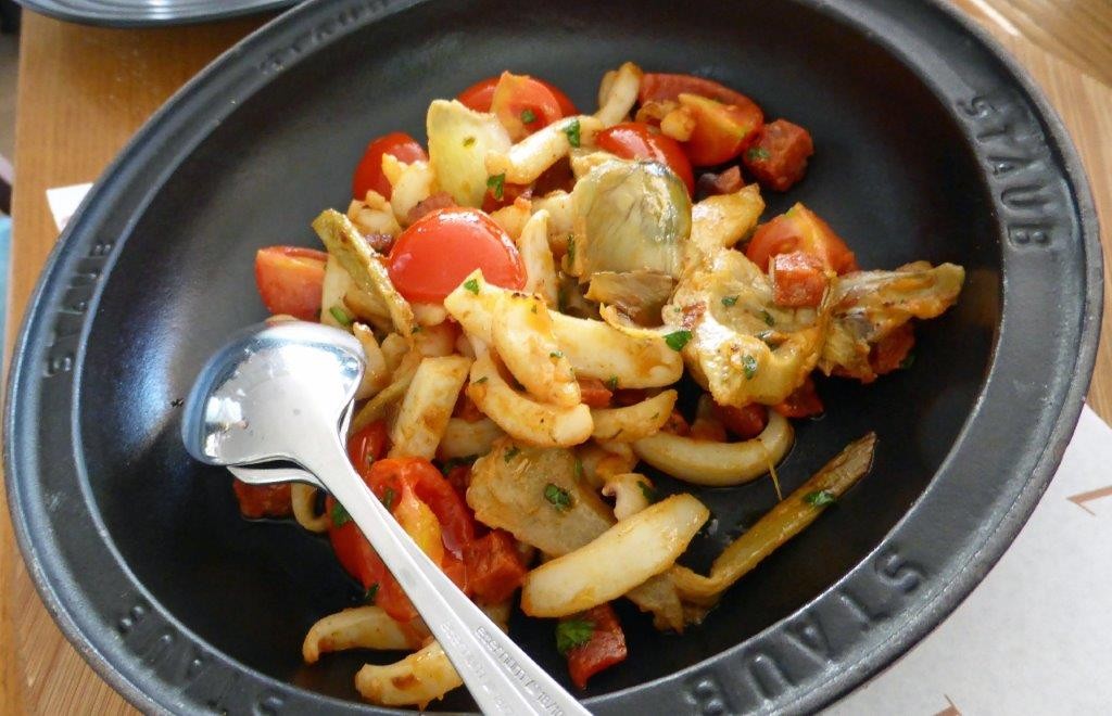 Calamars aux artichauts et chorizo © AA