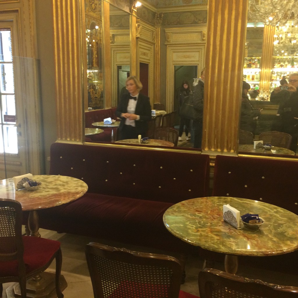 Banquettes, miroirs © GP