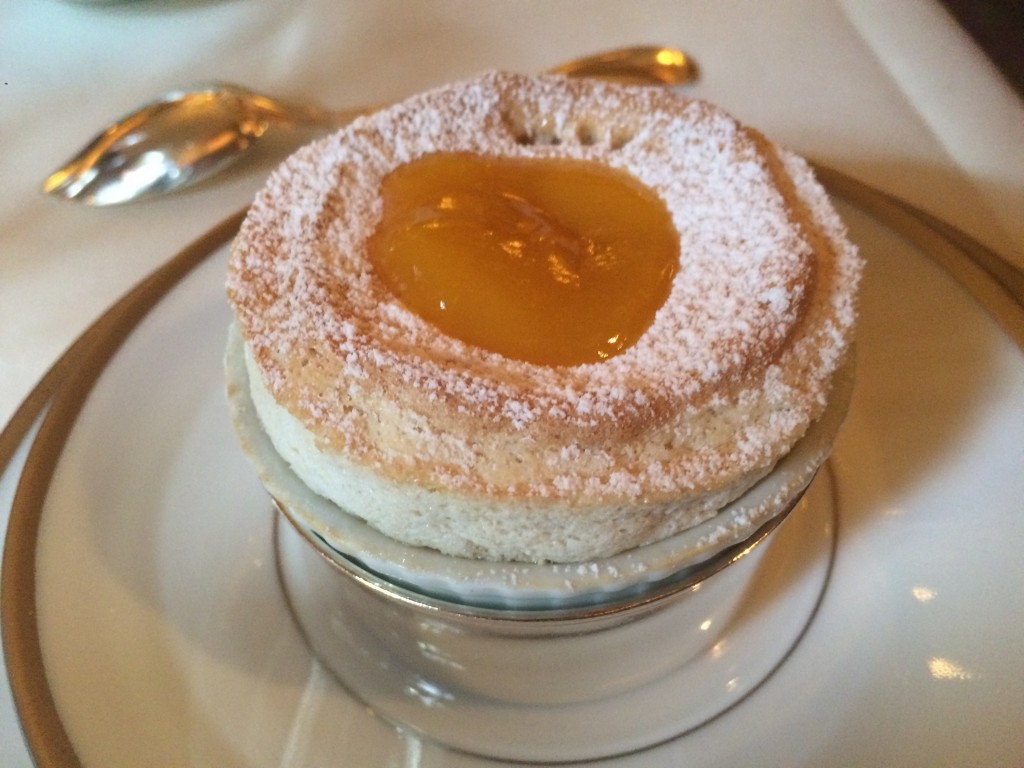 Soufflé chaud au pralin, coulis de mangue © GP