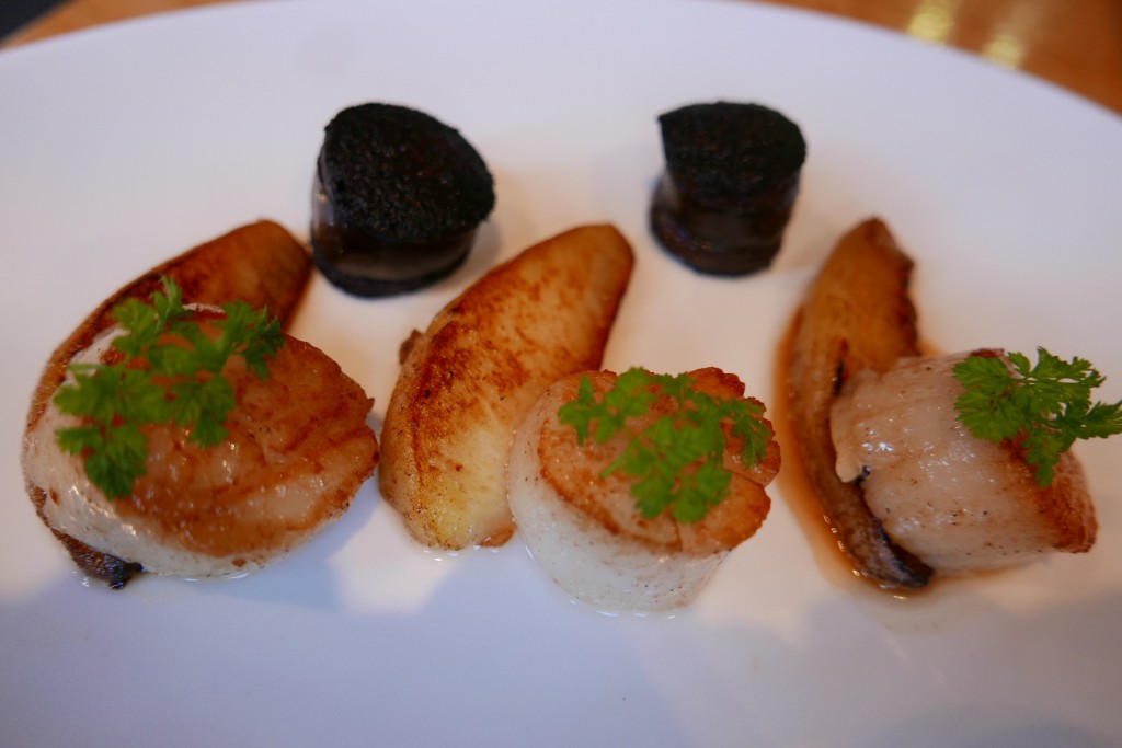 Saint-jacques et boudin aux pommes © GP