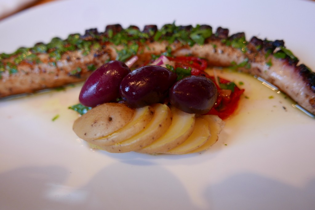 Poulpe grillée, olivres, poivrons © GP