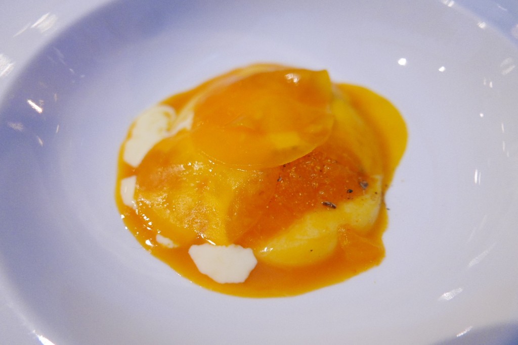 Clementine, betterave jaune, fenouil, glace chocolat blanc ©GP