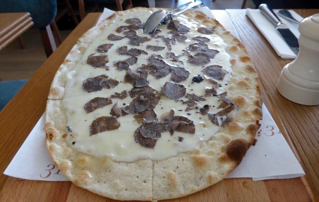 Skizza, stracchino et truffes © AA