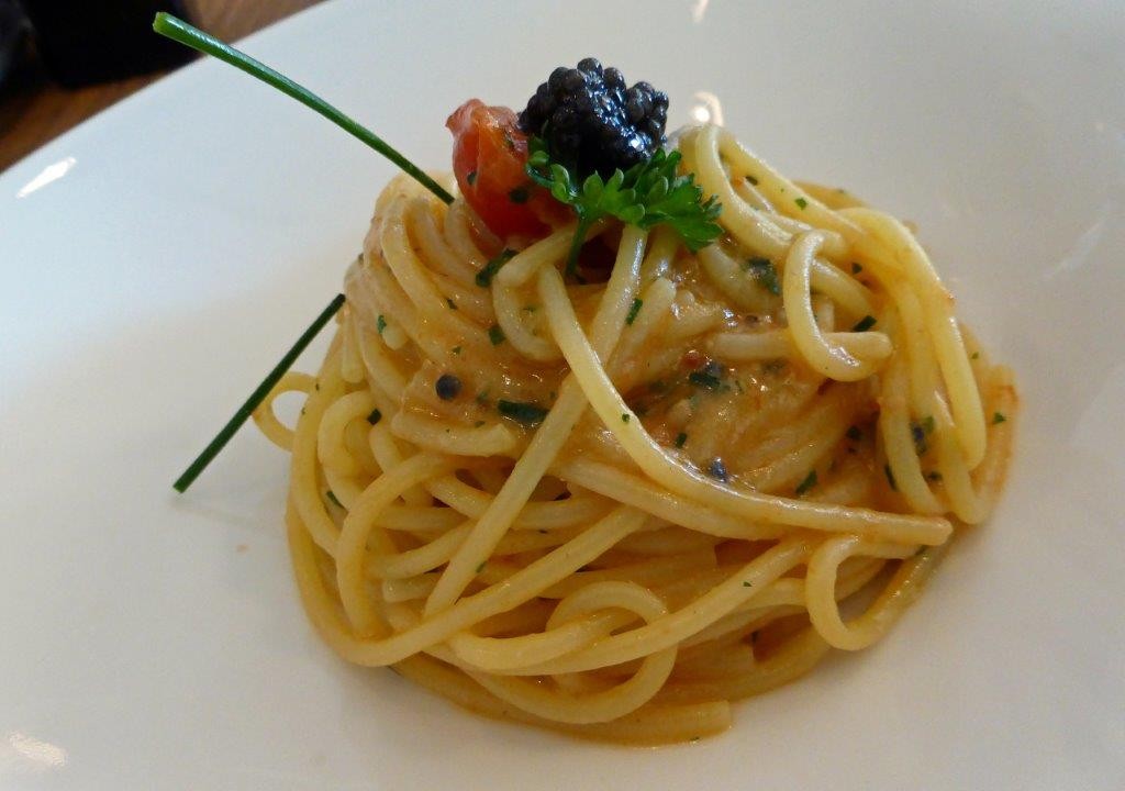 Spaghetti, ail, huile, piment et caviar © AA
