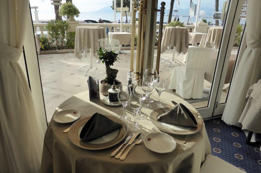 Table avec vue sur mer © AA