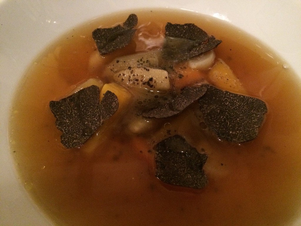 Consommé de légumes aux truffes © GP