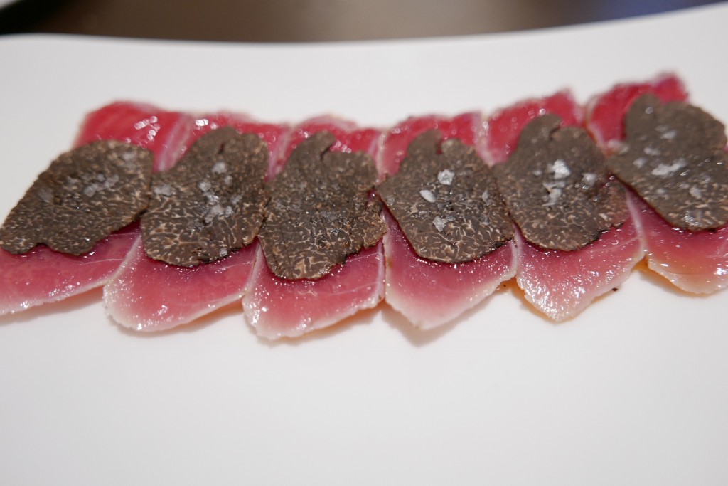 Crudo de thon aux truffes © GP