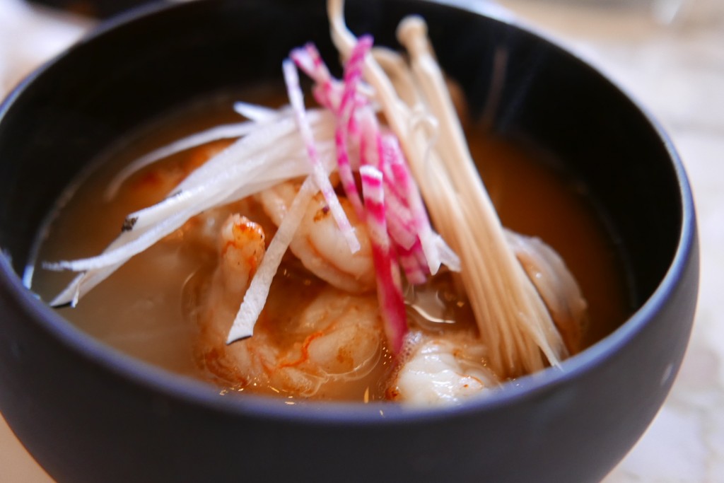 Crevettes obsiblue et bouillon thaï © GP