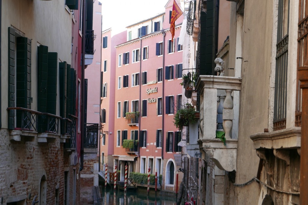 La façade depuis le canal © GP