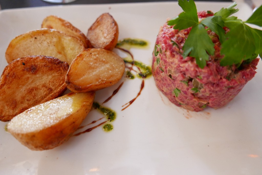 Tartare et pommes à la peau © GP