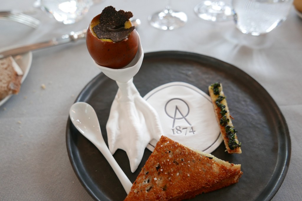Oeufs brouillés et croque aux truffes © GP