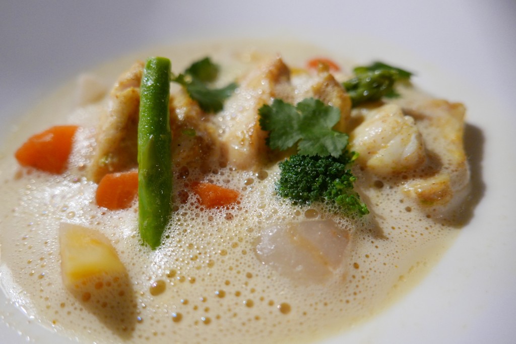 Nage de lotte marinée au curry, citron vert , cumin, émulsion de lait de coco © GP