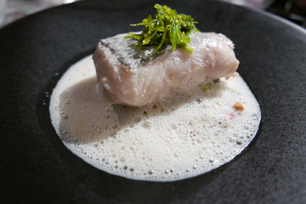 Pavé de merlu poché au lait de coco, jus de coque, infusion de citronnelle © GP