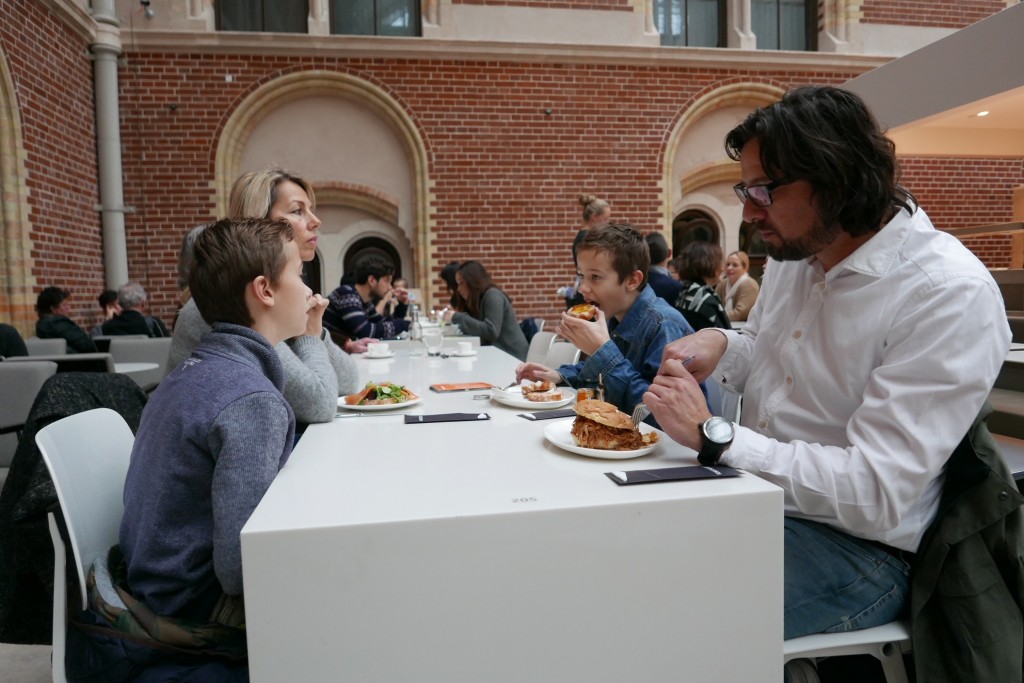 Déjeuner en famille © GP