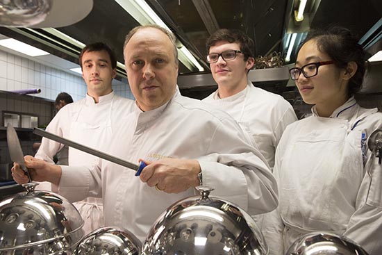 Alain Solivérès en cuisine © Maurice Rougemont