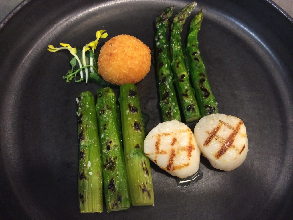 Noix de saint Jacques et asperges vertes grilles cromesquis de crème coraillée purée d'épinard © GP