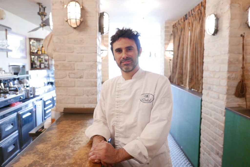 Golan au comptoir © GP