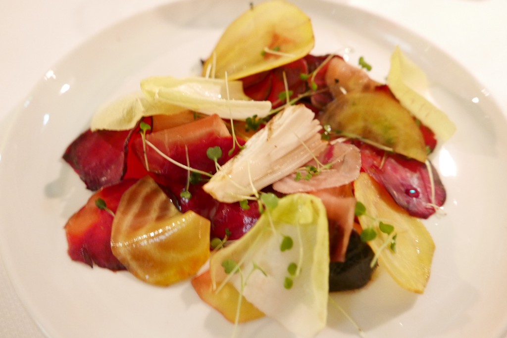 Carpaccio de betterave, houmous, chermoula © GP