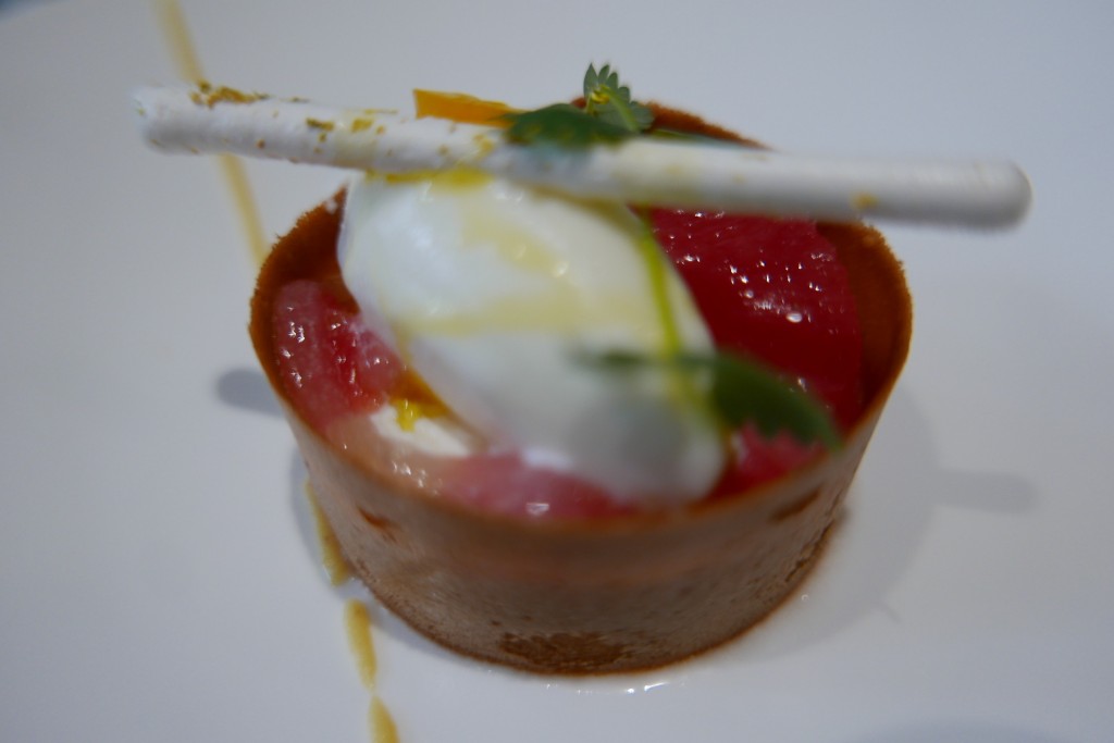 Tarte aux agrumes, sorbet au lait fermenté © GP