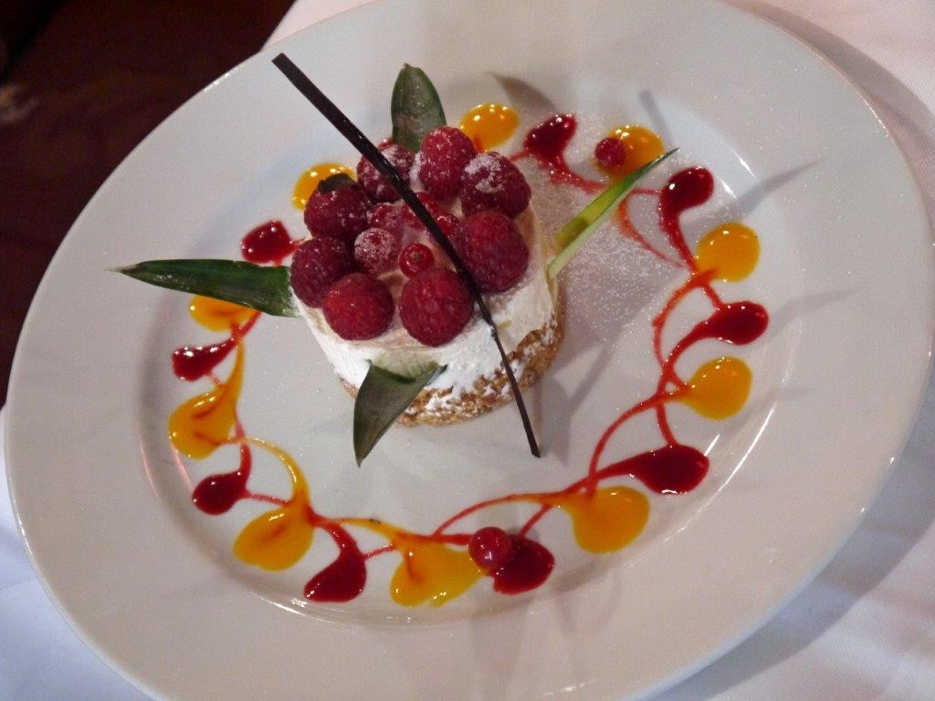Fraises, framboises et meringue © AA