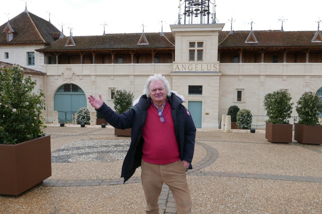 Hubert de Boüard devant le nouveau chai © GP