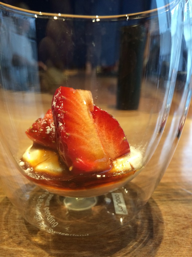 Blanc-manger au sésame, fraises, caramel © GP
