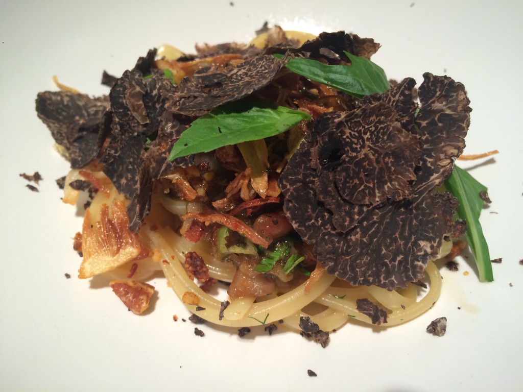 Linguine boeuf wagyu truffe noire condiment kimchi mostarda © GP