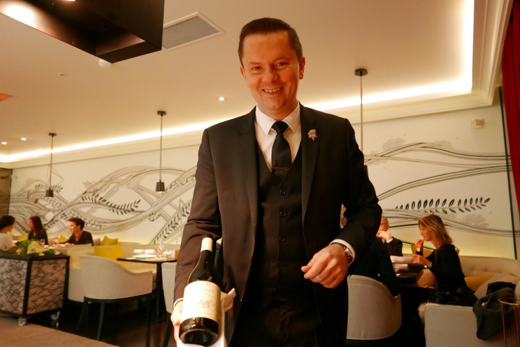 Le service du vin © GP