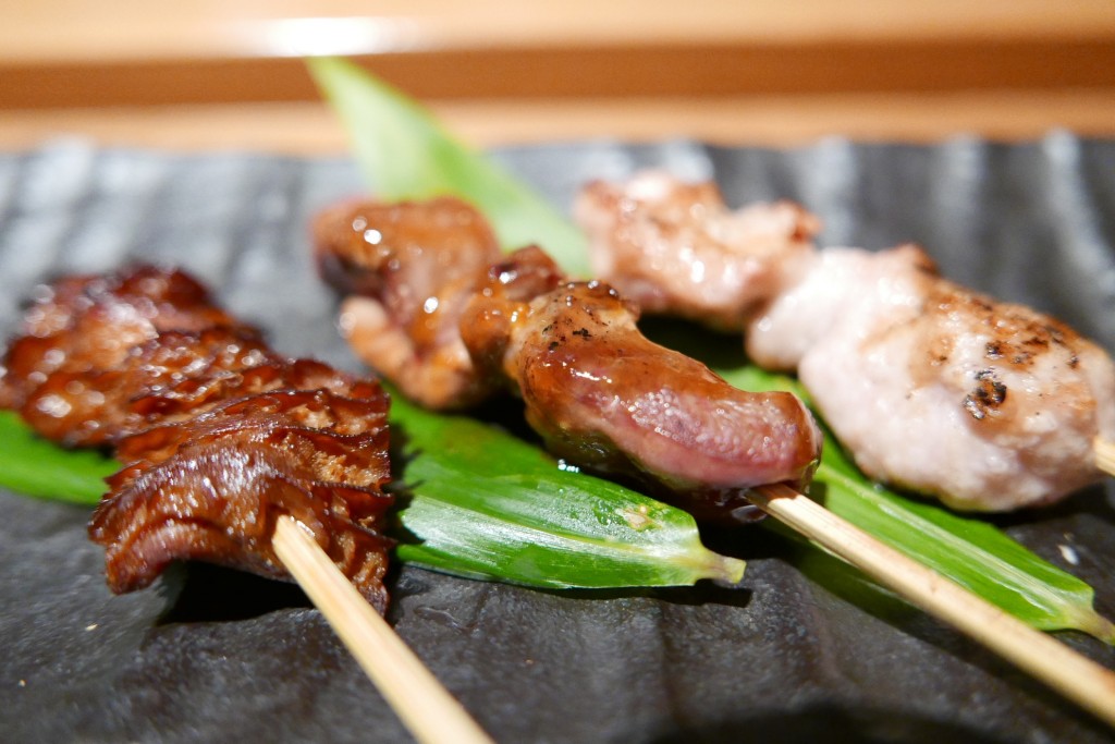 Robatayaki de ris de veau, de pigeon et de tripes © GP