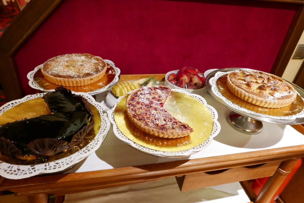 Les pâtisseries du chariot © GP