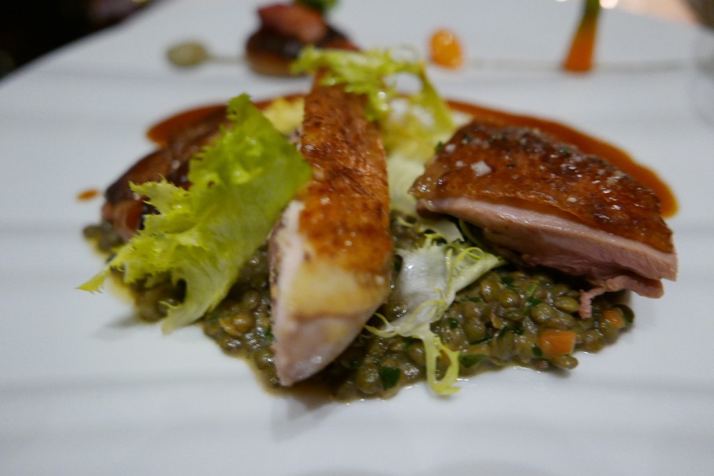Pintade à la broche au foie gras et lentilles © GP