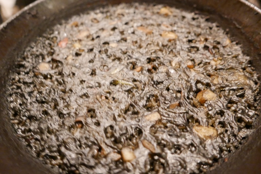 Paella au riz noir © GP