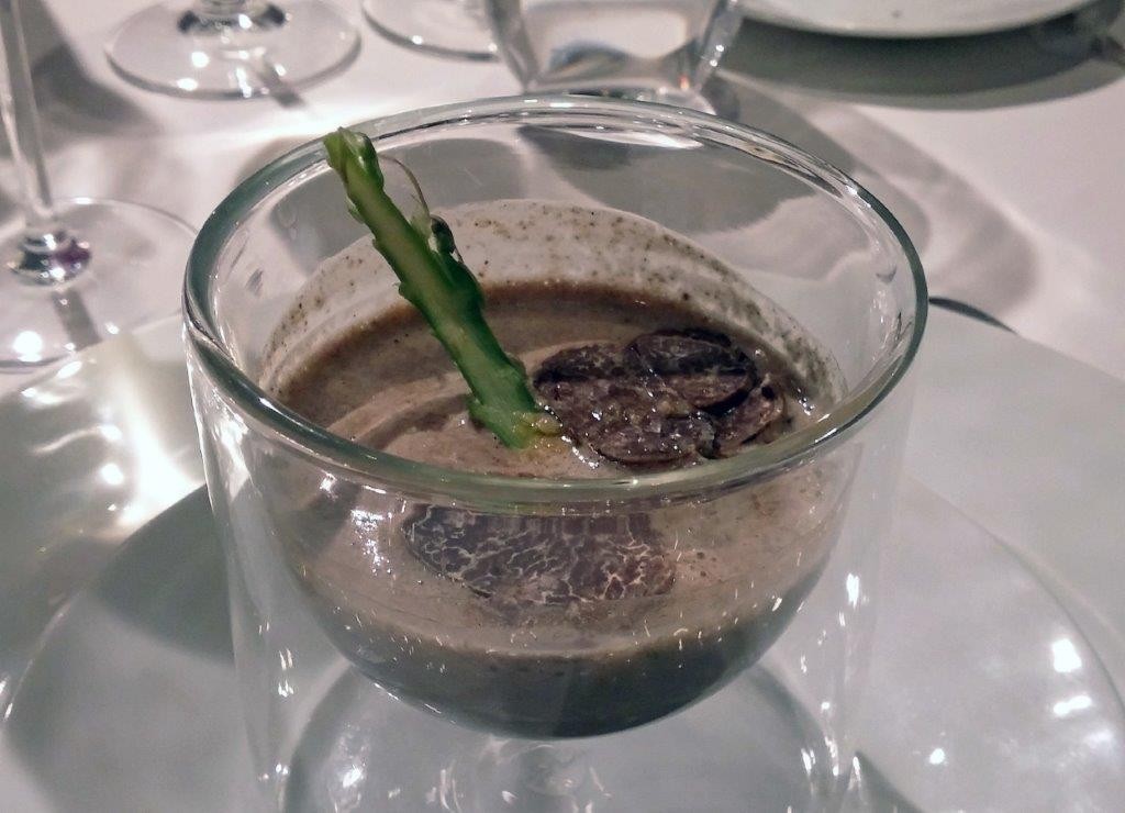 Oeuf et crème aux morilles © AA