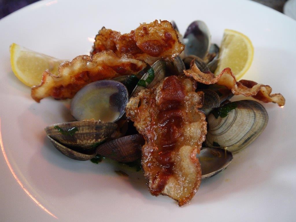 Palourdes et chips de guanciale © AA