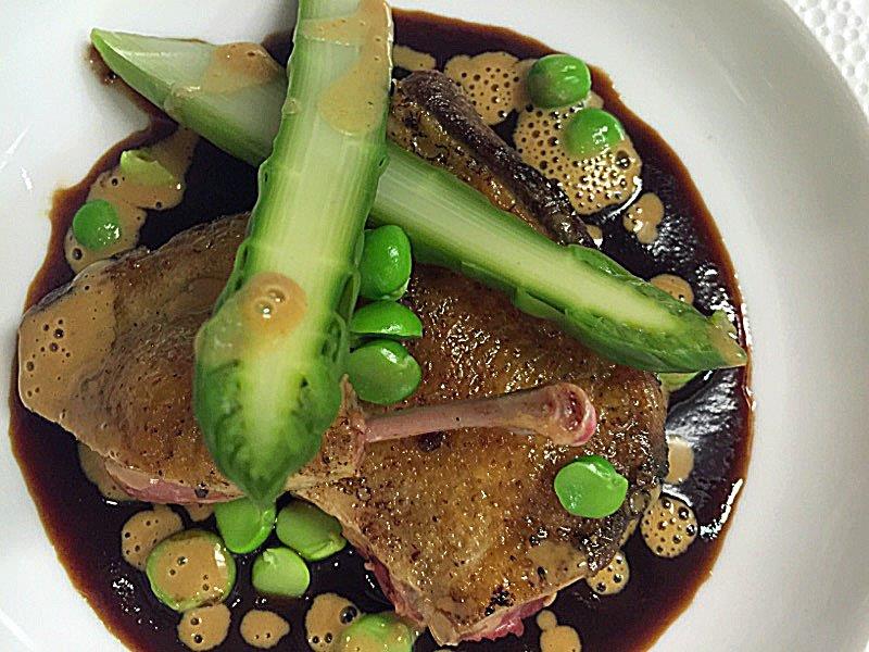 Pigeon et asperges © AA