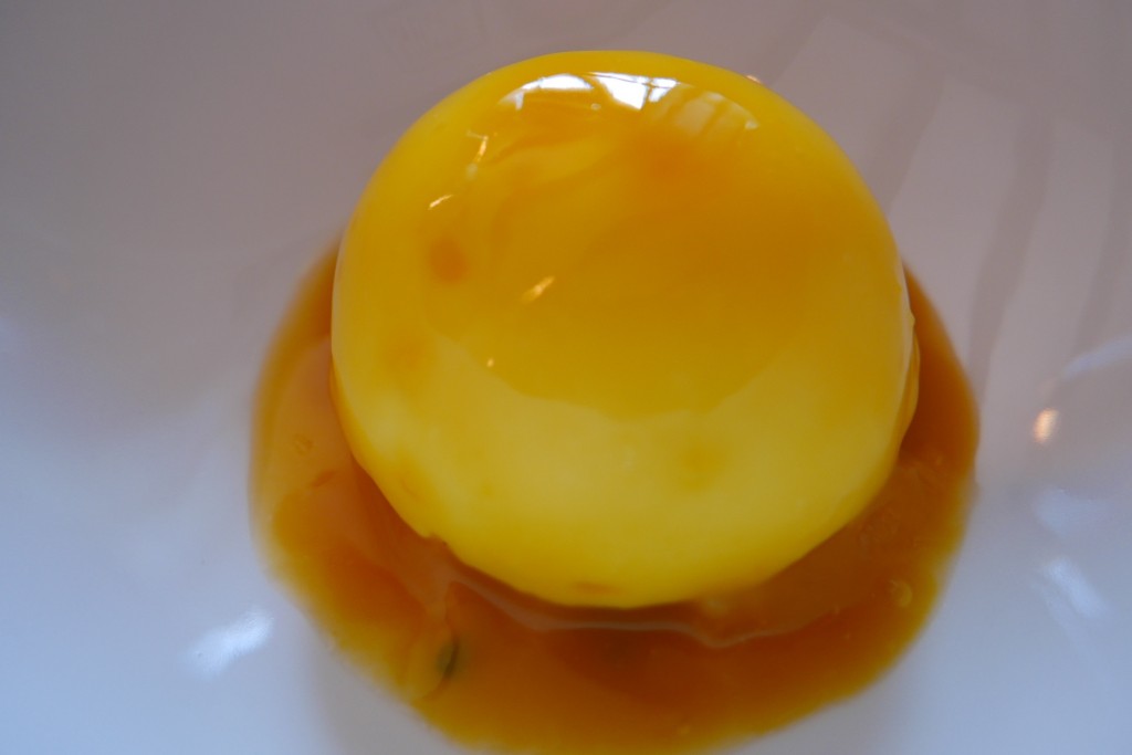 Mousse fromage blanc, oranges maltaises et fruit de la passion © GP