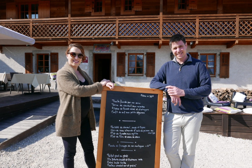 Olivia et Romain devant leur ferme © GP