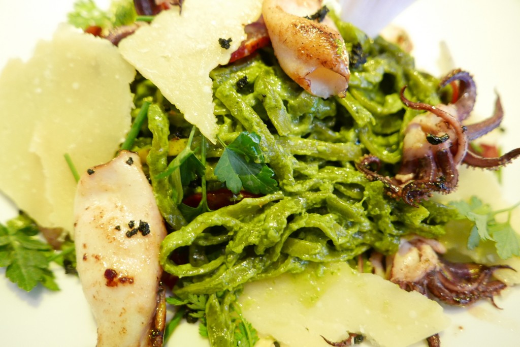 Taglioni au pesto et calamars © GP