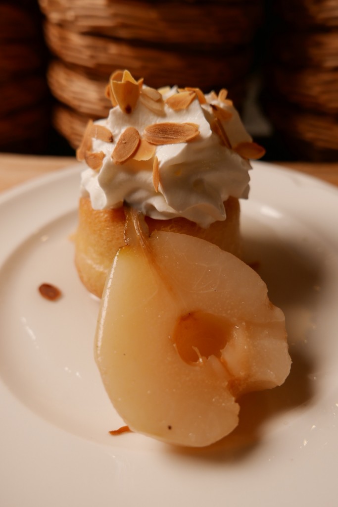 Poire pochée, chantilly, amandes © GP