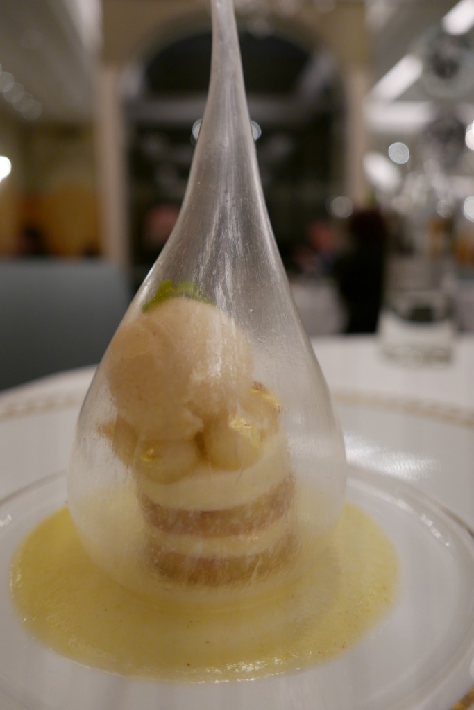 Poire en coque cristallisée © GP