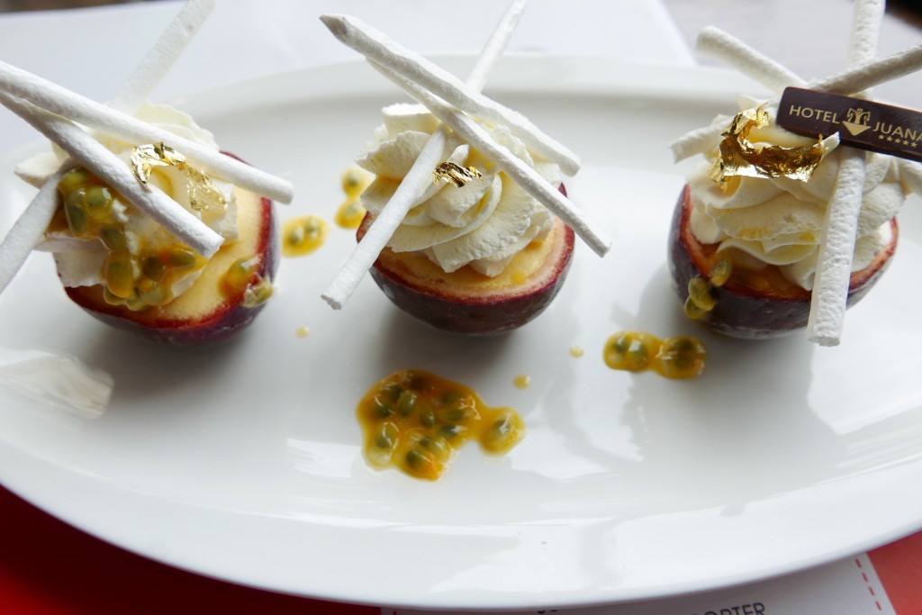 Vacherin en coque de fruit de la passion © GP