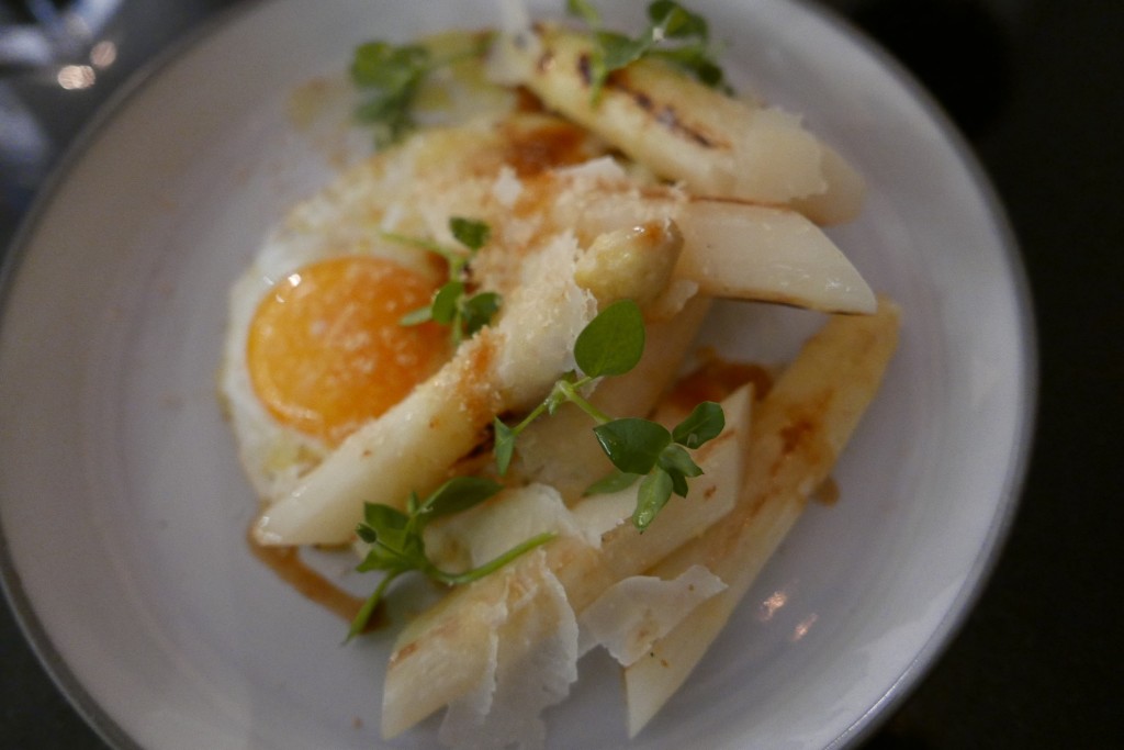 Asperges des Landes, œuf frit, pecorino © GP