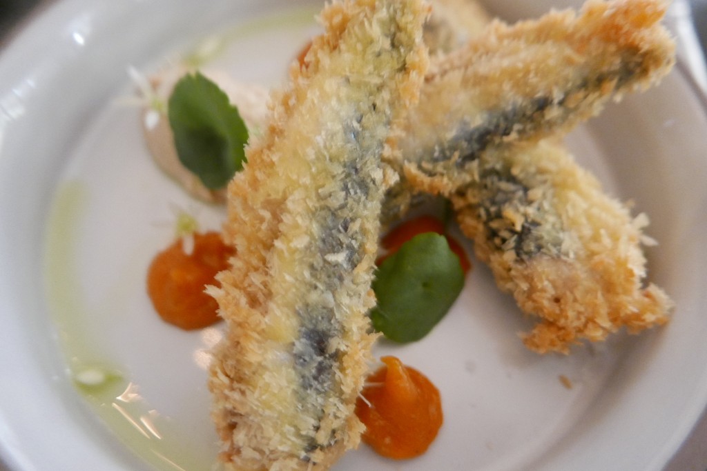 Sardines bretonnes panées, purée de pignons de pin, chutney de tomate ©GP
