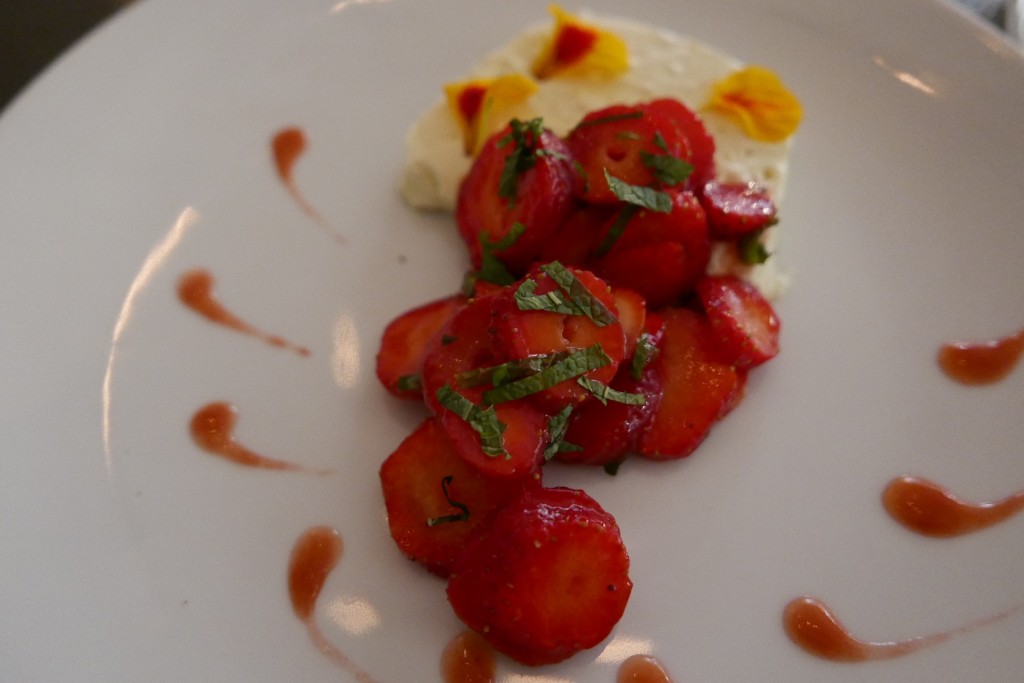 Semi freddo chocolat blanc, fraises Gariguette © GP