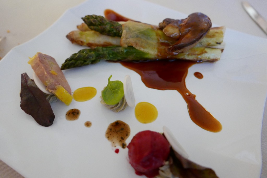 Asperges et croustillant au foie gras © GP